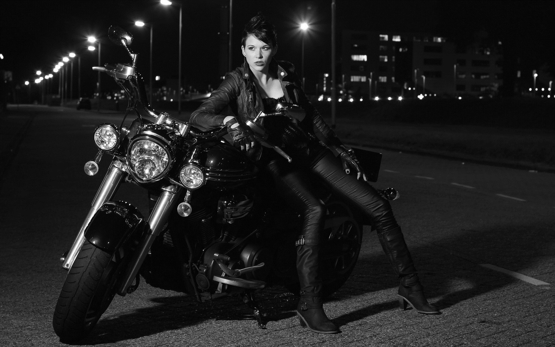 Photo Beautiful girls and motorcycles in Montreal
