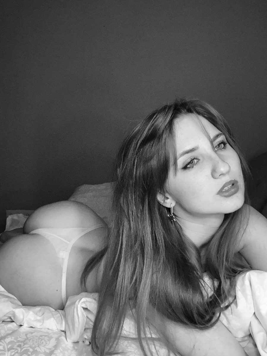 Take a pause and enjoy Nata nude — streaming from Montreal