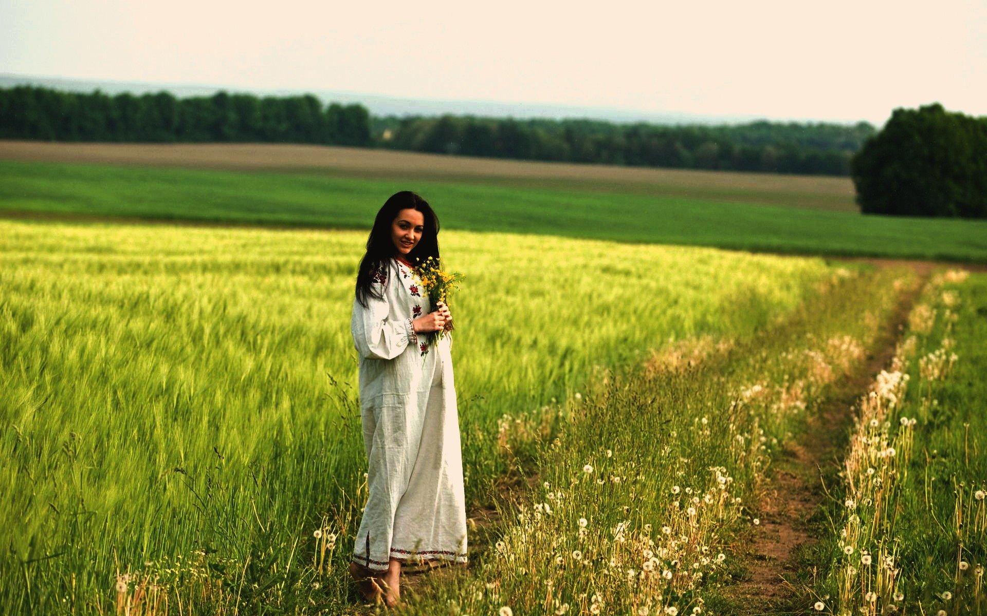 Women in Slavic costumes in Montreal