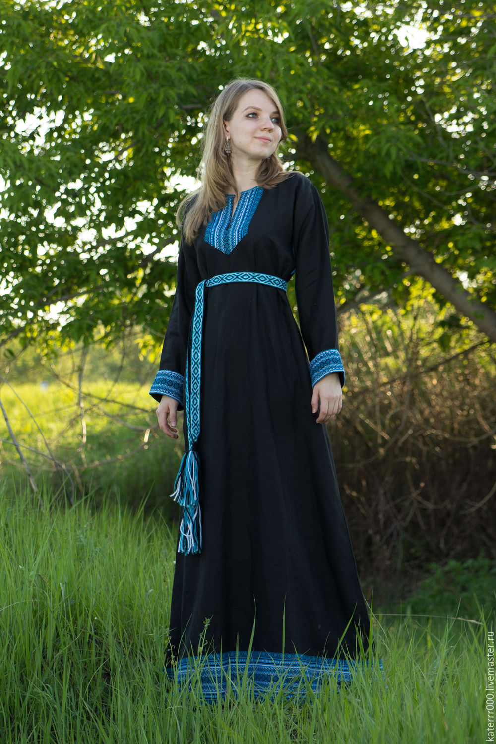 Women in Slavic costumes in Montreal