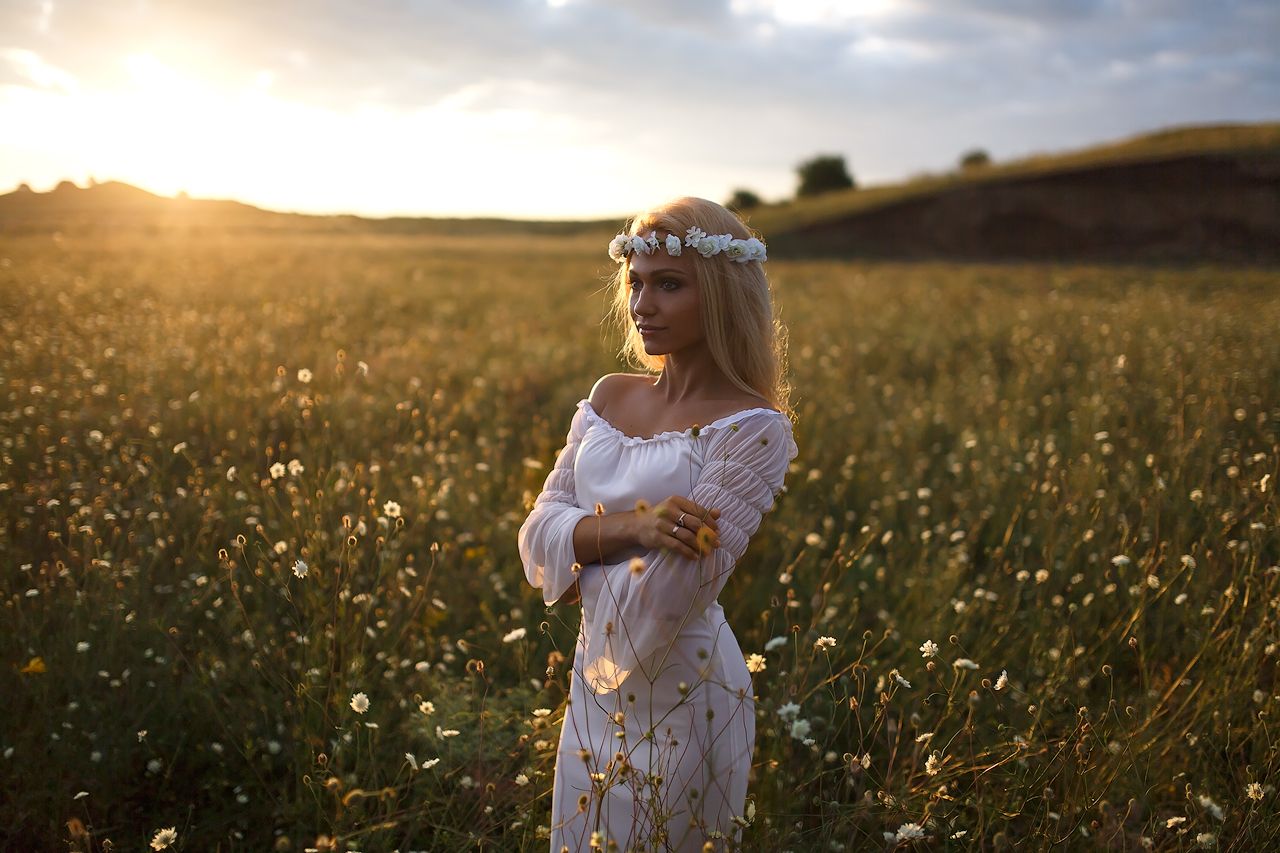 Girls in Slavic costumes in Montreal